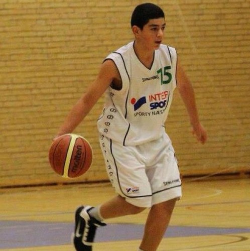 What's up my name is Honer Yousif. I play  basketball in Nastved for 5 yeres. My idol is Stephen Curry from golden state warrios. My biggest drem is play in NBA
