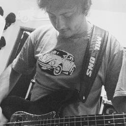 Baixista da banda @IsadoreRock, 20 anos.