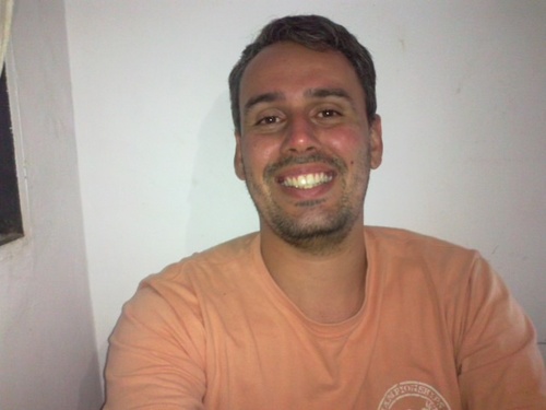 Nascido em Brasília-DF. Viveu em Brasília-DF, Londrina-PR, São Luís-MA , Teresina-PI e atualmente reside em Uberlândia-MG