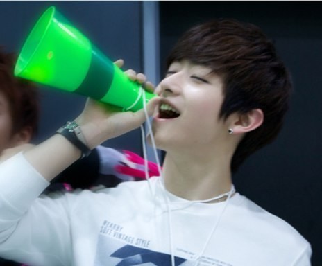 현일이에요 (브이) 크라운!평생 함께 할꺼죠? 사랑해! http://t.co/LQ5XGP1nsD [Just RP/Parody. Real one: @soccer4065]