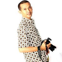 Tetaplah berbagi meski kamu merasa tak punya apa-apa. Karena kamu bisa berbagi perhatian, kasih sayang, pun cinta. Tuluslah ketika berbagi.