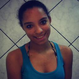 Boom sou uma garota que ama curtir a vida e gosto do meu jeitinho de ser , e se acaso você me julgar lembre-se que não sou perfeita'