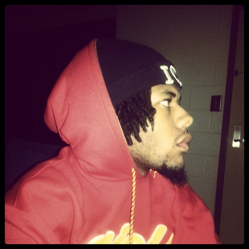 I'm a nigga that walk n the FAITH of God n which I can say I'm single living every bit of life to the fullest & Ain't nobody Fuckin wit my Clique.