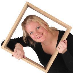 Creatieve duizendpoot, grafisch vormgever, fotografe, ik maak illustraties met o.a airbruch. Heb als grote hobby muziek, zingen en dansen.