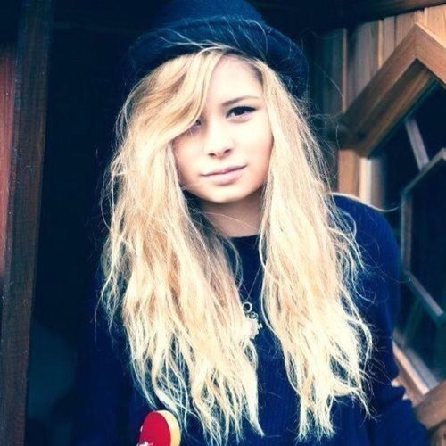 NesbiansIRL's profile picture. Irish fan account for the beautiful Nina Nesbitt.