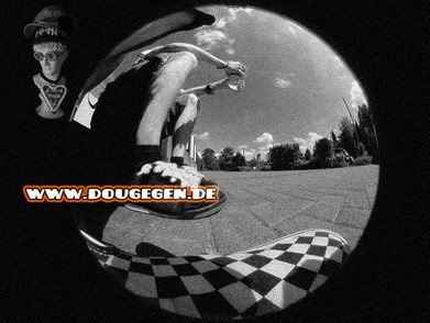 Hüter des originalen DougEgen-Kopfes, Gründer von DougEgen.de, Beisteuerer für Hawaii.FM und Ex-Chefredakteur des DEAD Magazines..