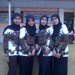 senyuman merupakan hal kecil yang dapat membuat hidup ini menjadi lebih mudah