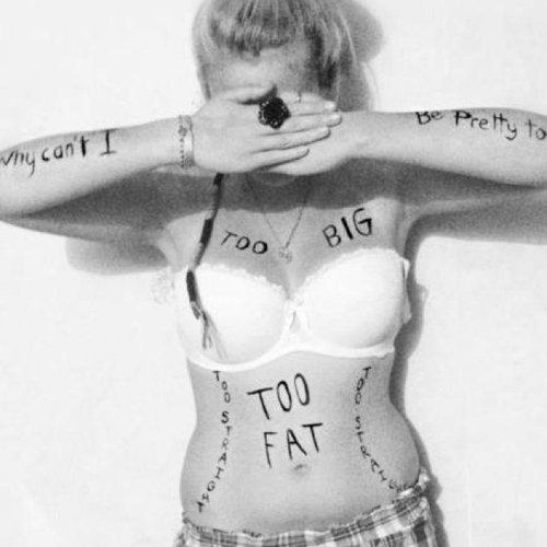 Je hais mon corps. Too fat, too uggly. Mia et Annie, mes amies..