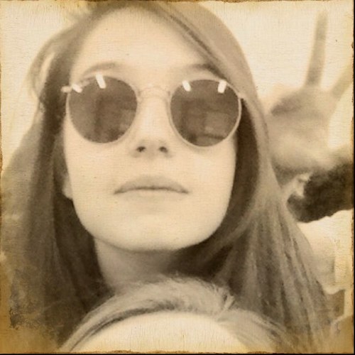 Vou mostrando como sou e vou vendo como posso. Jogando o meu corpo no mundo, andando por todos os cantos..'