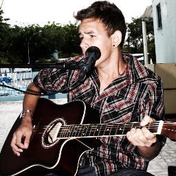 Cantor sertanejo universitário e de raiz, nascido no Rio de Janeiro,morou boa parte da vida na Bahia e atualmente fazendo shows nos bares do Rio de Janeiro .