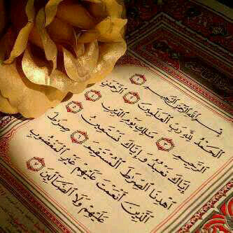 ’’فتاة ٌ اجتاحها الألمْ وارْتَوتْ منه فكبَّلهَا بِـ أَنَّاتِ الحَنِينْ ..
بَيْدَ أَن ثقتها بربِّها أقوى من آلآمِ السِّنِينْ ’’