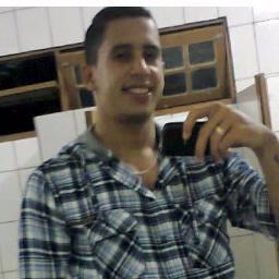 sou atleta proficional de futebol ,professor de educação fisica e personal.