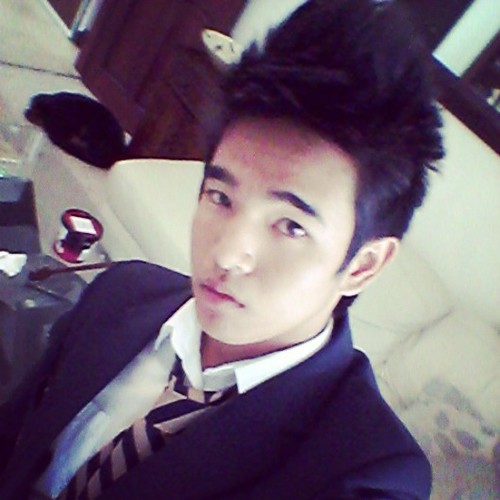 my name's yo I'm from Thailand  , but now I live in london