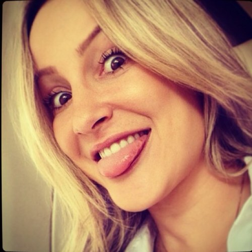 Meus fãs unidos podem ganhar o mundo,mas escolheram o meu coração - @ClaudiaLeitte....! AMO a cantora mais linda @ClaudiaLeitte! criado em 15/01/11