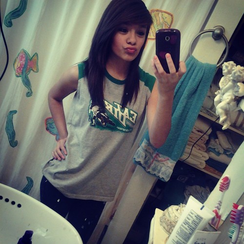 if u follow me I'll follow you back no lie^.^ if u give me a shout out I'll give you one back!!!^.^