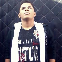 Homen com coracao de menino,sonhador e q gosta de ajudar oas amigos a realizar seus sonhos.E a  musica? Posso dizer q e minha alma.