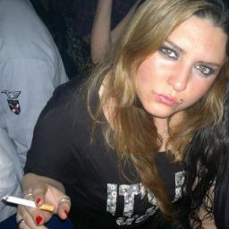 Con ansias de ser acompañada, en un mundo cuasi perfecto. Porque gente es lo que sobra, se necesita de la buena. Alguno pensará, locura?... Tal vez solo un deci
