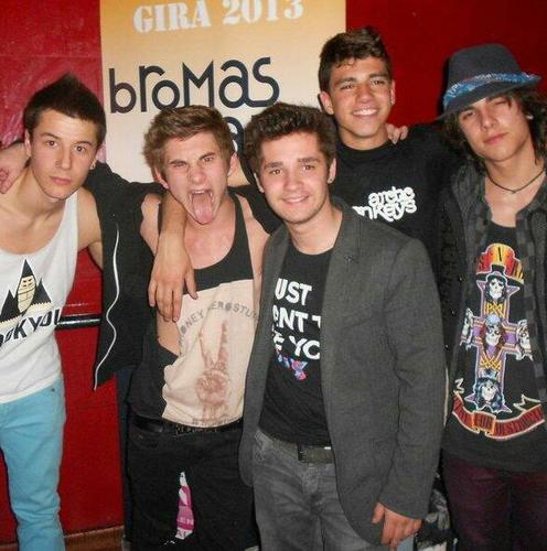 BromerasALC's profile picture. Cuenta oficial de apoyo al grupo de pop-rock madrileño @bromas_aparte en Alicante.