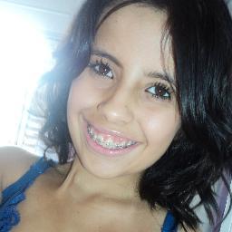 Chata, boba, adora animais, extremamente pequena, e que ama sorrir. Assim sou eu. (: