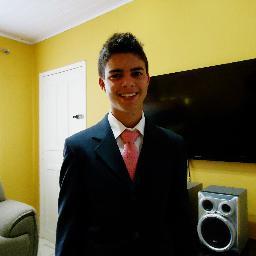 Pobre, feio e mora longe.