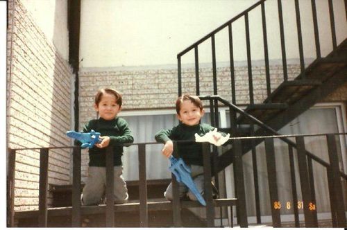 Uno de los sueños que comparto con mi hermano, es casarnos con un par de gemelas