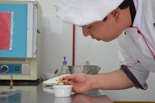 Amante del arte culinario, poeta, escritor y pésimo bailarín