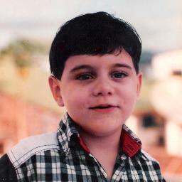 32 anos. Ex-BBB, modelo, ator, apresentador e 
jornalista que, no entanto, perde seu tempo com bobagens. Advogado nas horas vagas.