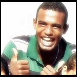 Gosto de me manter igual a qualquer pessoa numa disputa.não me sinto e nem busco ser melhor ou pior  do que ninguém,possuo uma paixão invejável pela vida.