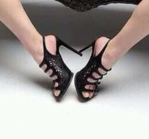 Si te gustan los pies bonitos y los zapatos de tacón, ayúdame a tener los más lindos.