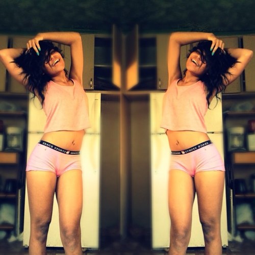 follow @holdupMickiee