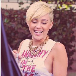 Sou o que sou e não mudo por ninguém.
Amo a Miley Cyrus, faria tudo para conhecer ela.