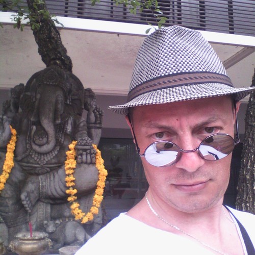 XoLoDoV's profile picture. Я постоянно занимаюсь отсебятиной,
Я не могу себе позволить роскошь
Заниматься чем-нибудь другим.
Ведь жизнь слишком коротка.