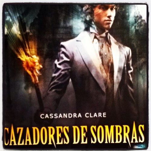 Harry Potter, Los juegoss del Hambre, The Host, Divergente, Cazadores de Sombras, Cancion de hielo y fuego. 
Mientras tu vives una vida yo vivo miles