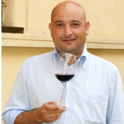 Journalist, founder of Vinul.Ro wine magazine, communicator