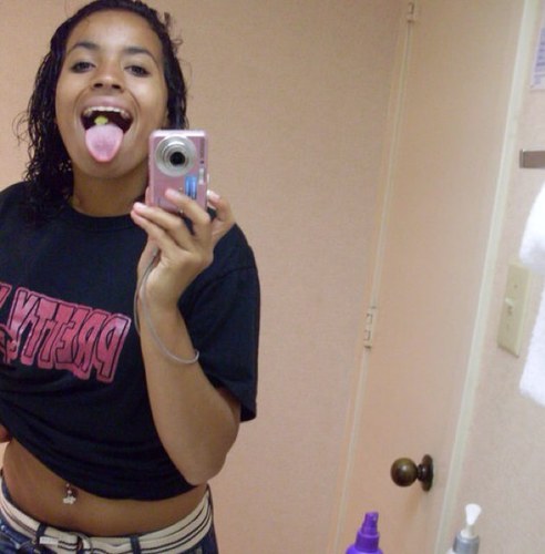 Hey guys watsup? Make me follow you back...don't ask #teamlightskin #teamsexy #teamfollowback #teamtaken #teamIDC #teamIDGF TwitterHubby = vacant