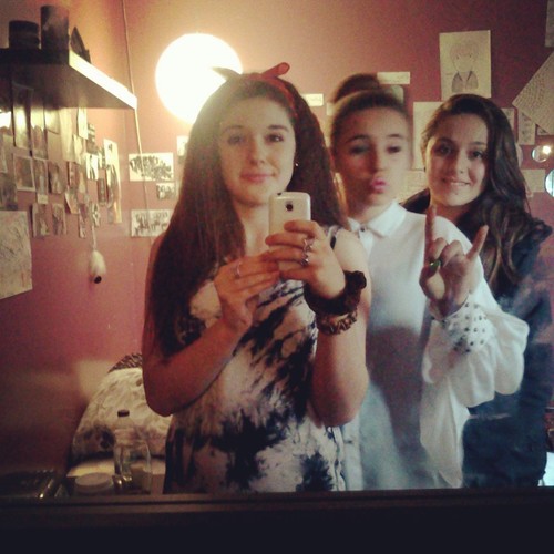 follow me ill follow back! im 15 :) Xx