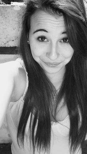 Tu te rappelles de toutes ces fois où j'ai juré avoir besoin de toi? Et bien considère les comme des mensonges car bébé, je suis là sans toi, et j'ai survécu.
