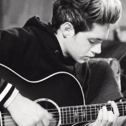 Ciaoo :) sono una directioner e sono fierissima di esserlo.. Loro sono capaci di farmi emozionare, mi fanno venire i brividi..