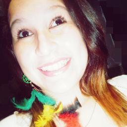 Leonina, incompreensível, determinada, sincera, ciumenta, sonhadora, careta, mas  sou  simpatica minha razoes de  viver  minha  Familia