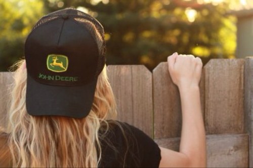 Country girl born and raised. Blessed by the good Lord. Fitness freak. Nike lover.
