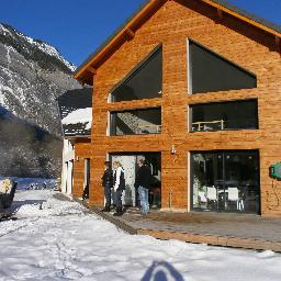 2 chalets d'exception avec accès handicapés et séjour bien-être les stations de ski sont accessibles par des navettes et les forfaits de ski sont remisés. Les c