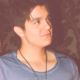 @luansantana -As Pessoas me perguntam :Porque eu ainda não desisti, E eu lhes respondo: - E você desistiria do que te faz sorrir?
Amor Incondicional ∞ '