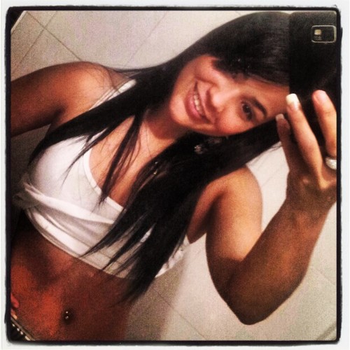 YVellos09's profile picture. 🎨 Artist | 📚 Bookworm | ✨ Dreamer