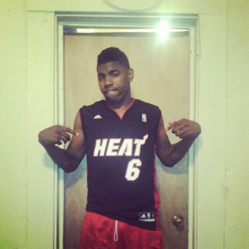 iOnn Trust these Niggas , & iOnn F* wNO Downbad a* Females ..