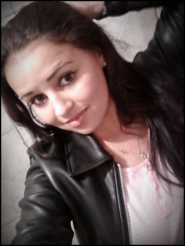 Sou Grossa, ignorante,alegre,divertida.Adoro zuar e ao mesmo tempo sou carente... Sou menina querendo ser mulher ou vice e versa kkkk :)