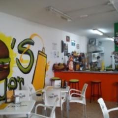 VEN A PROBAR NUESTRAS HAMBURGUESAS CASERAS DE CARNE, POLLO Y SOJA. PERRITOS, BOCATAS, ZUMOS NATURALES Y MUCHO MÁS. ESTAMOS EN LA CALLE CHIRAMA, 50 LOS ALISIOS
