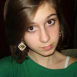 Gosto de ler e ouvir rock, ultimamente estou fissurada por Falling In Reverse e Guns N Roses ^.^