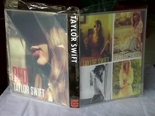 We sell @taylorswift13's official and unofficial merchandise for Indonesian swifties. For order, you can text the owner at 085251310250 or mention us.