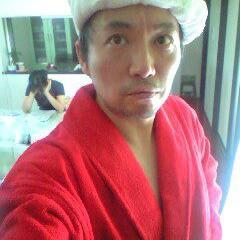 赤いガウンは後ろで頭抱えてるカミさんが捨てましたが……何か？😭✨