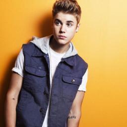Hace 4 años conocí aquella persona que me enseño a decirle a todo aquel que me diga que nunca cumpliré mis sueños ... Never Say Never . Te amo Justin 3